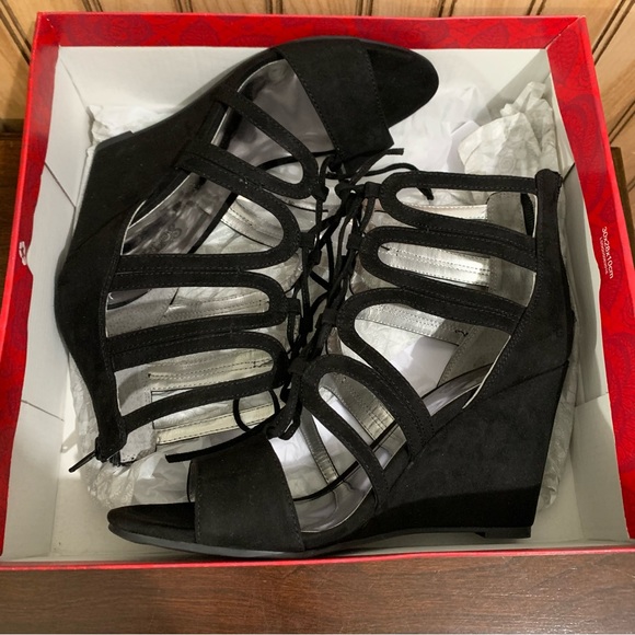 NIB Carlos Madelyn Black Strappy Lace Up Wedge Heel Sandal (9.5) - Picture 8 of 9
